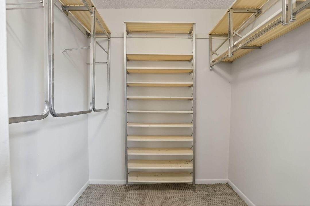 合同活跃: $149,000 (2 贝兹, 2 浴室, 1291 平方英尺)