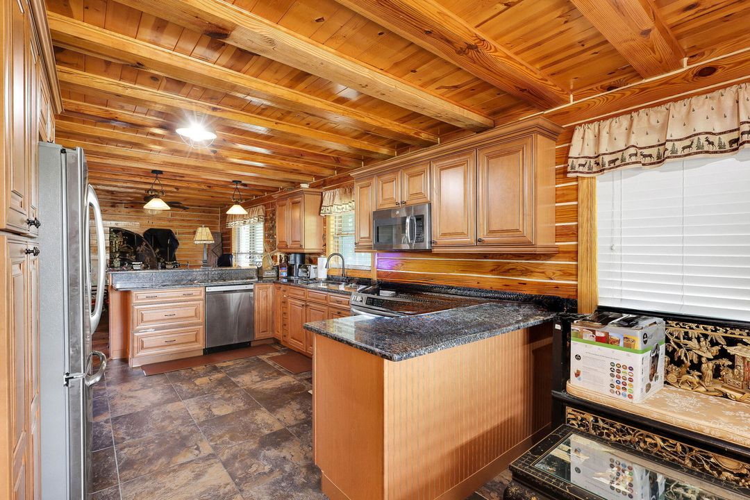 For Sale: $574,999 (3 beds, 3 baths, 2895 Square Feet)