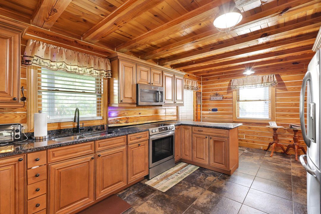 For Sale: $574,999 (3 beds, 3 baths, 2895 Square Feet)