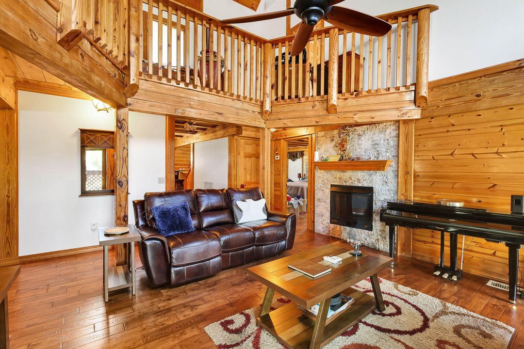 For Sale: $574,999 (3 beds, 3 baths, 2895 Square Feet)