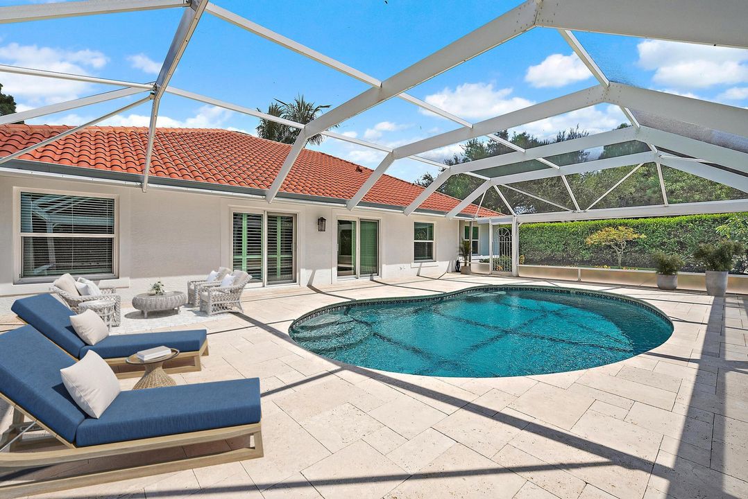 合同活跃: $1,050,000 (4 贝兹, 2 浴室, 2400 平方英尺)