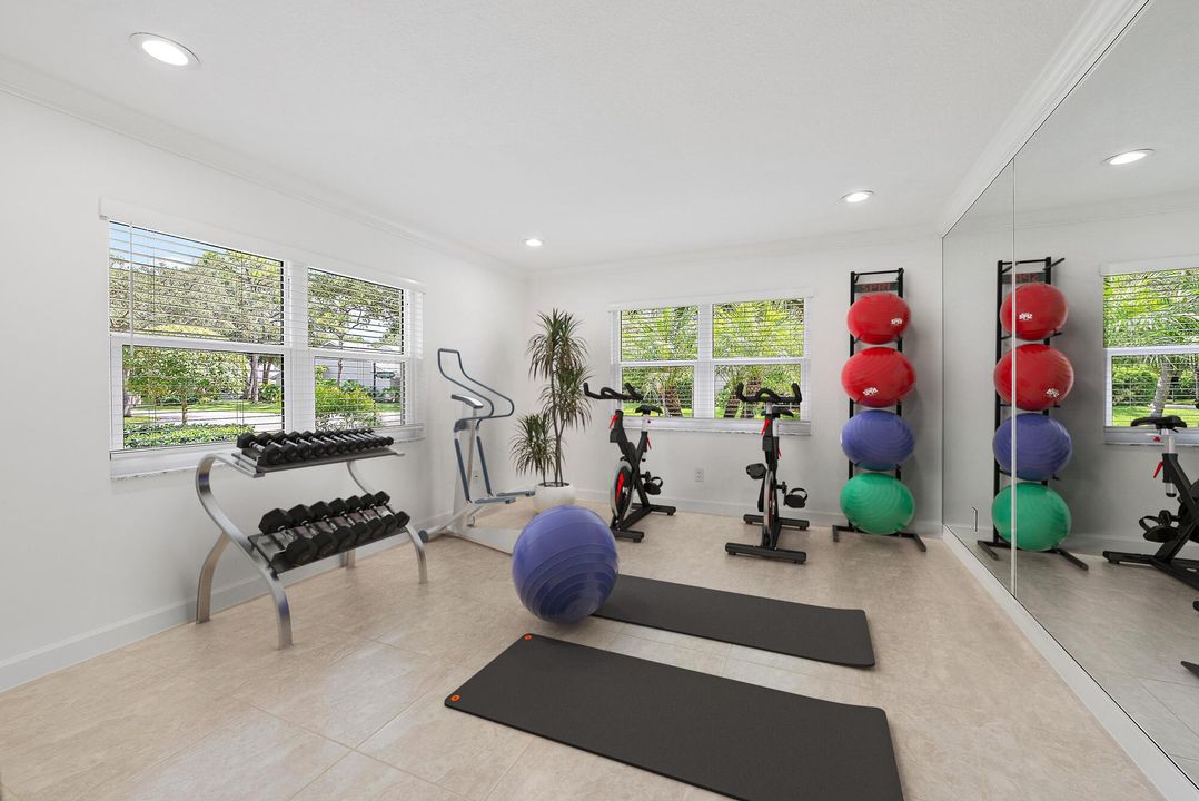 合同活跃: $1,050,000 (4 贝兹, 2 浴室, 2400 平方英尺)