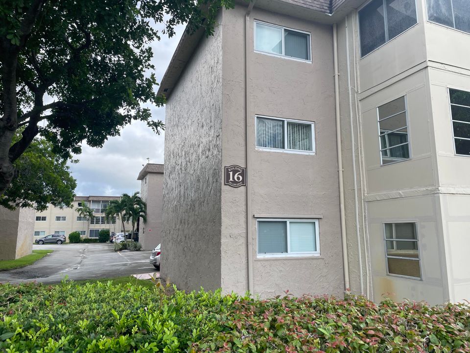 For Sale: $74,900 (1 beds, 1 baths, 901 Square Feet)