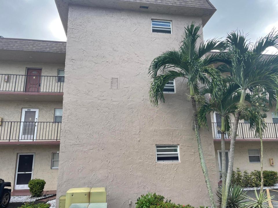 For Sale: $74,900 (1 beds, 1 baths, 901 Square Feet)