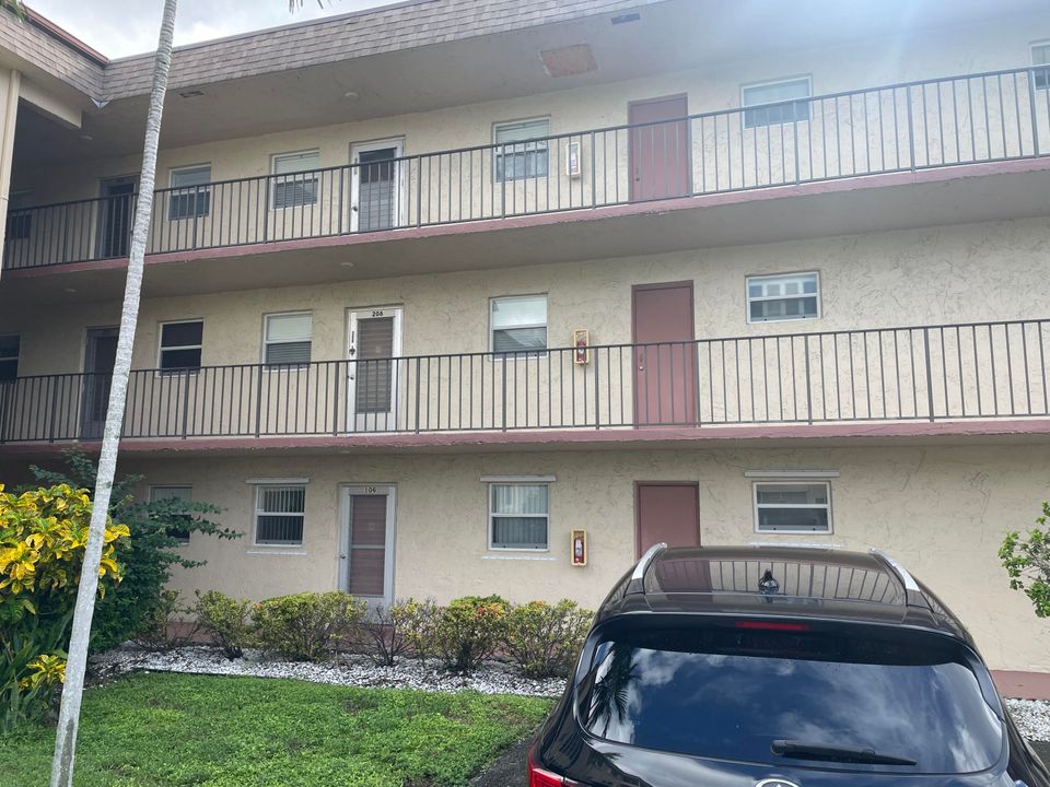 For Sale: $74,900 (1 beds, 1 baths, 901 Square Feet)