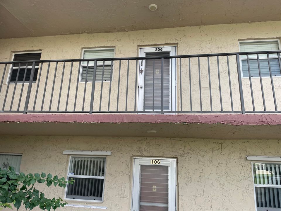 For Sale: $74,900 (1 beds, 1 baths, 901 Square Feet)
