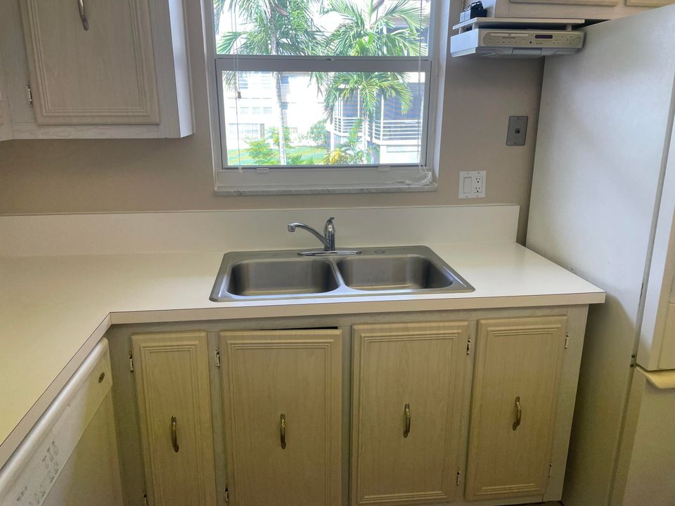 For Sale: $74,900 (1 beds, 1 baths, 901 Square Feet)