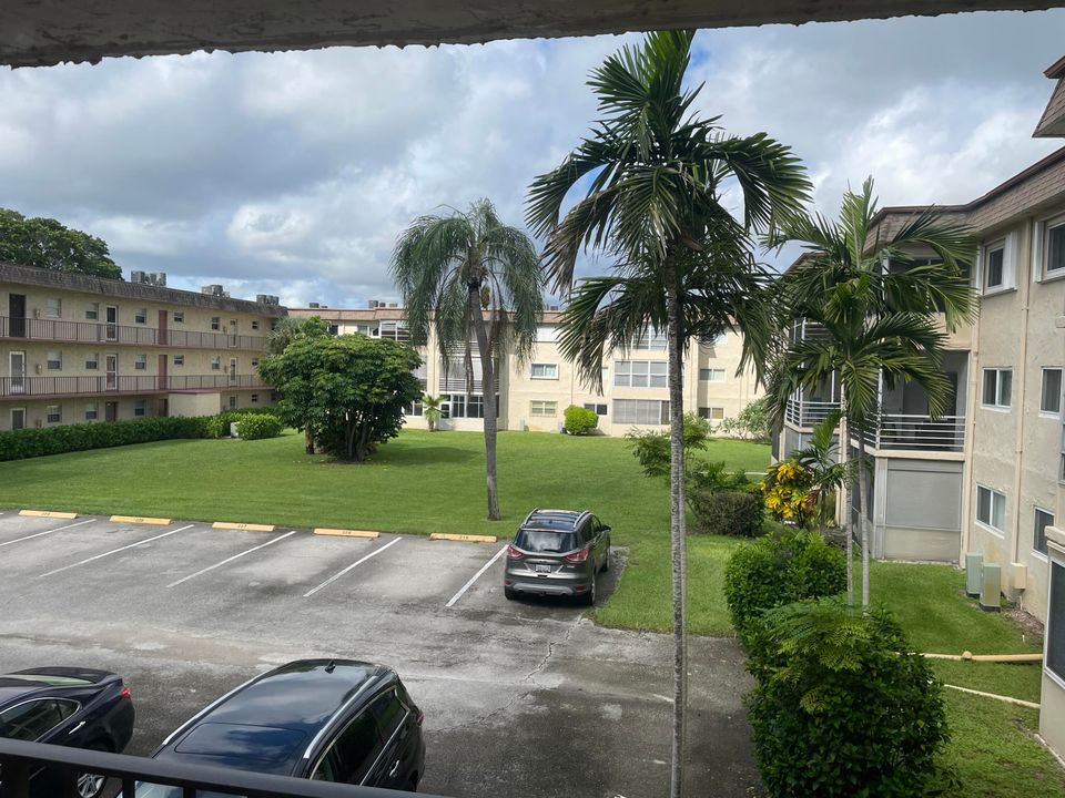 For Sale: $74,900 (1 beds, 1 baths, 901 Square Feet)