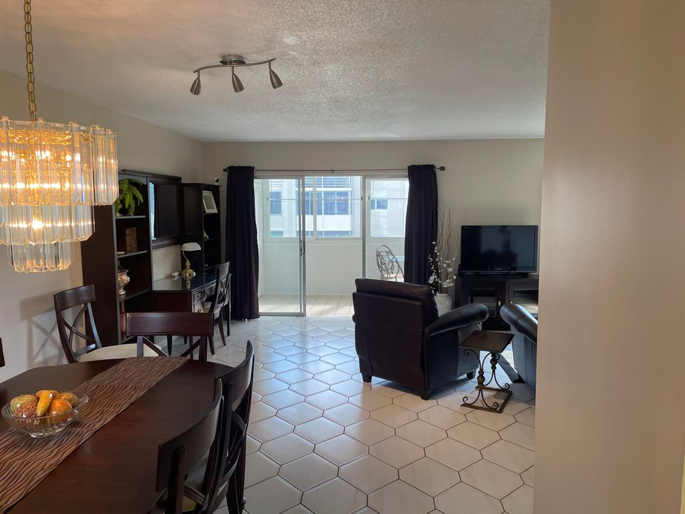 For Sale: $74,900 (1 beds, 1 baths, 901 Square Feet)