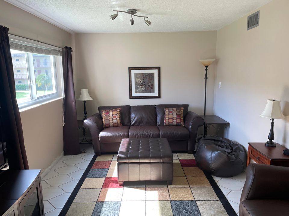 For Sale: $74,900 (1 beds, 1 baths, 901 Square Feet)