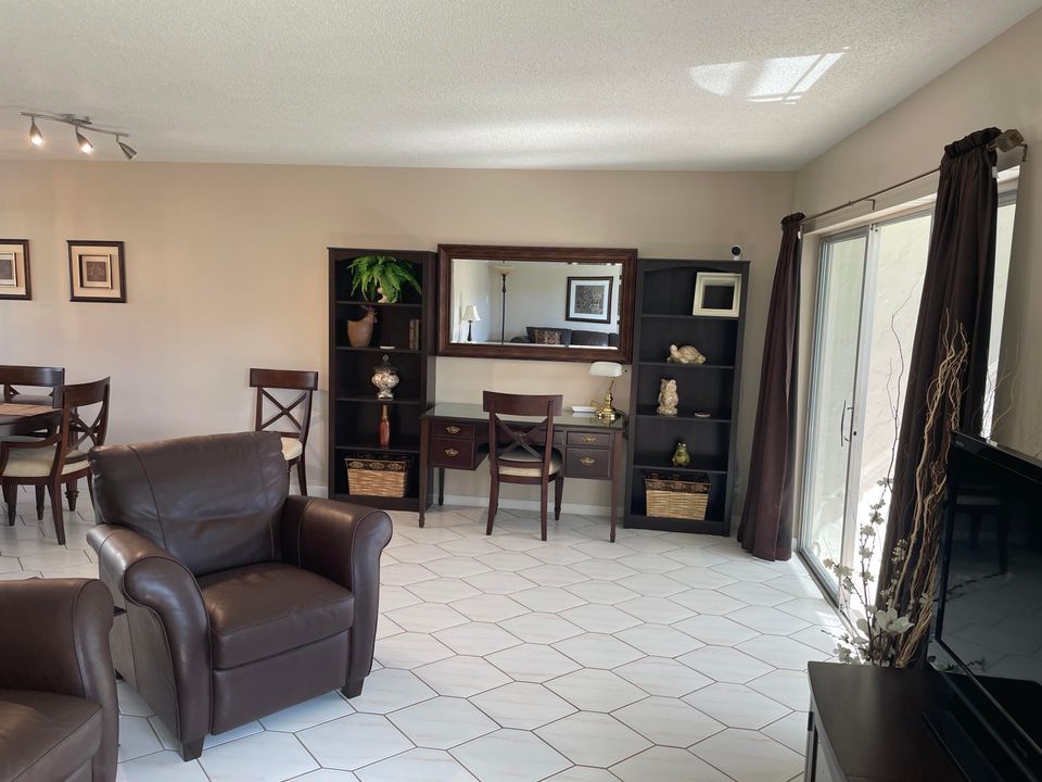 For Sale: $74,900 (1 beds, 1 baths, 901 Square Feet)