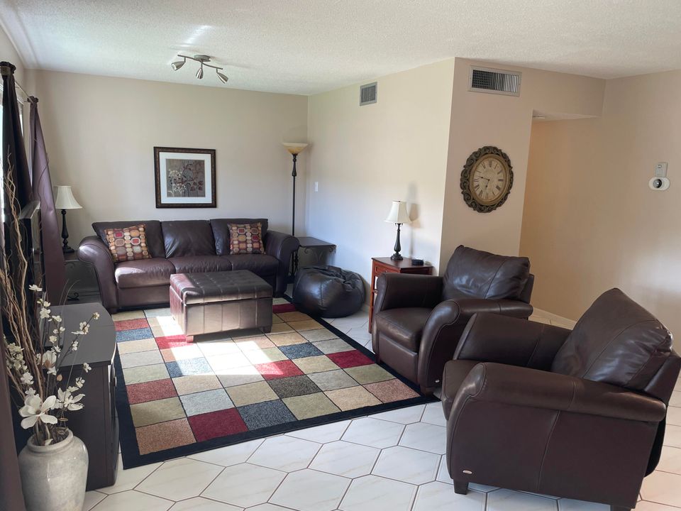 For Sale: $74,900 (1 beds, 1 baths, 901 Square Feet)