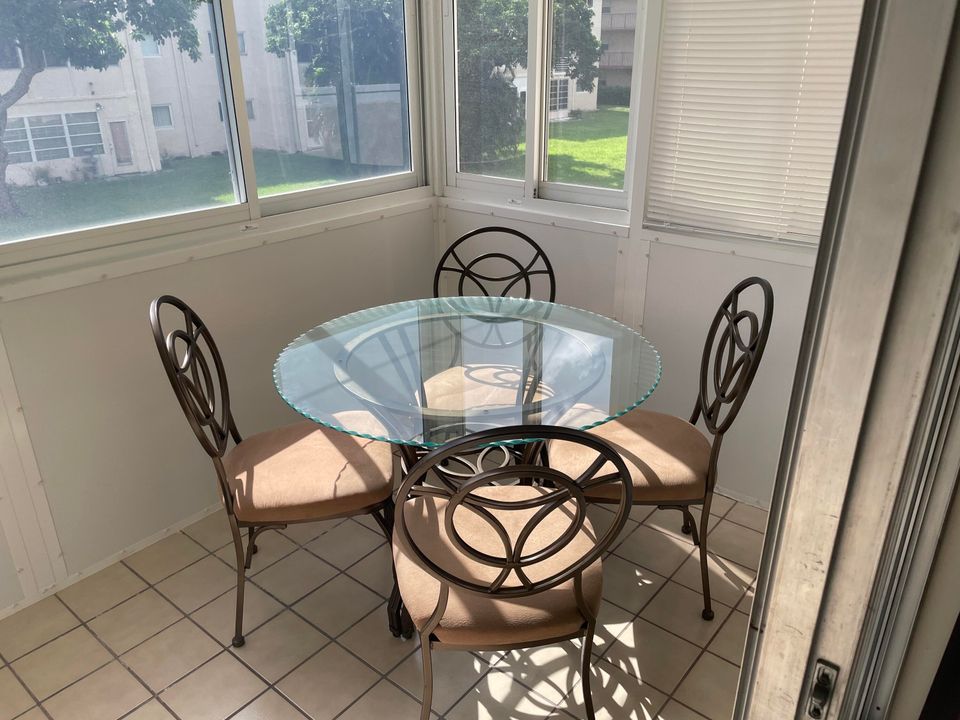 For Sale: $74,900 (1 beds, 1 baths, 901 Square Feet)