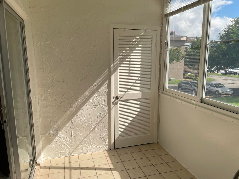 For Sale: $74,900 (1 beds, 1 baths, 901 Square Feet)