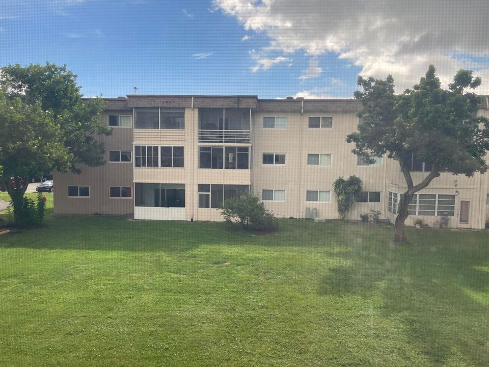 For Sale: $74,900 (1 beds, 1 baths, 901 Square Feet)