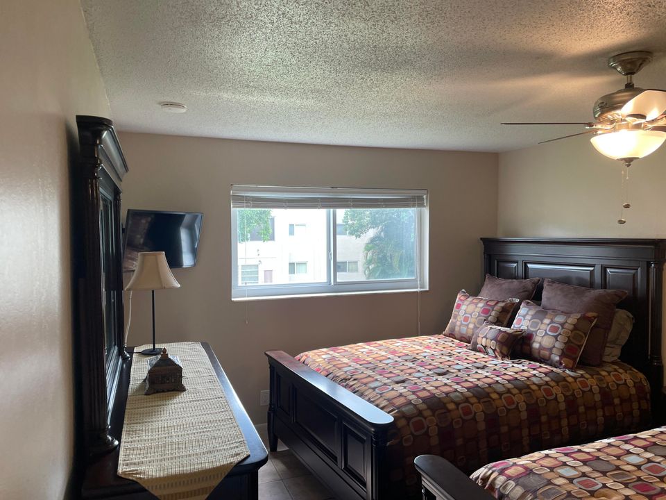 For Sale: $74,900 (1 beds, 1 baths, 901 Square Feet)