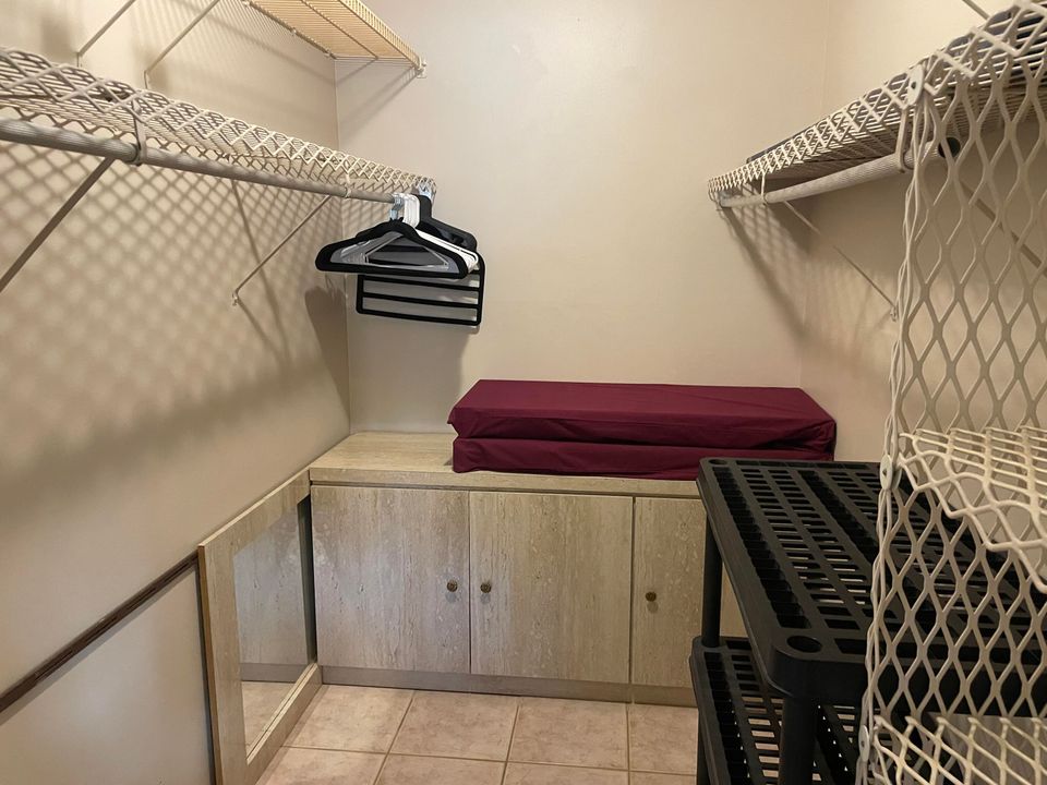 For Sale: $74,900 (1 beds, 1 baths, 901 Square Feet)