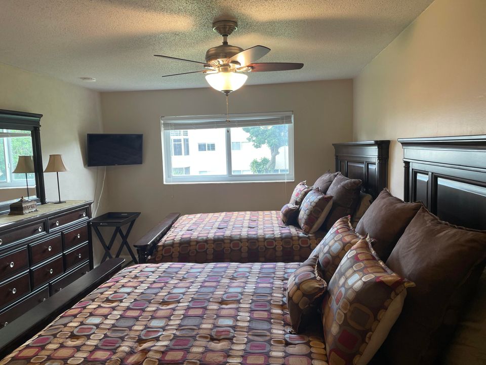 For Sale: $74,900 (1 beds, 1 baths, 901 Square Feet)