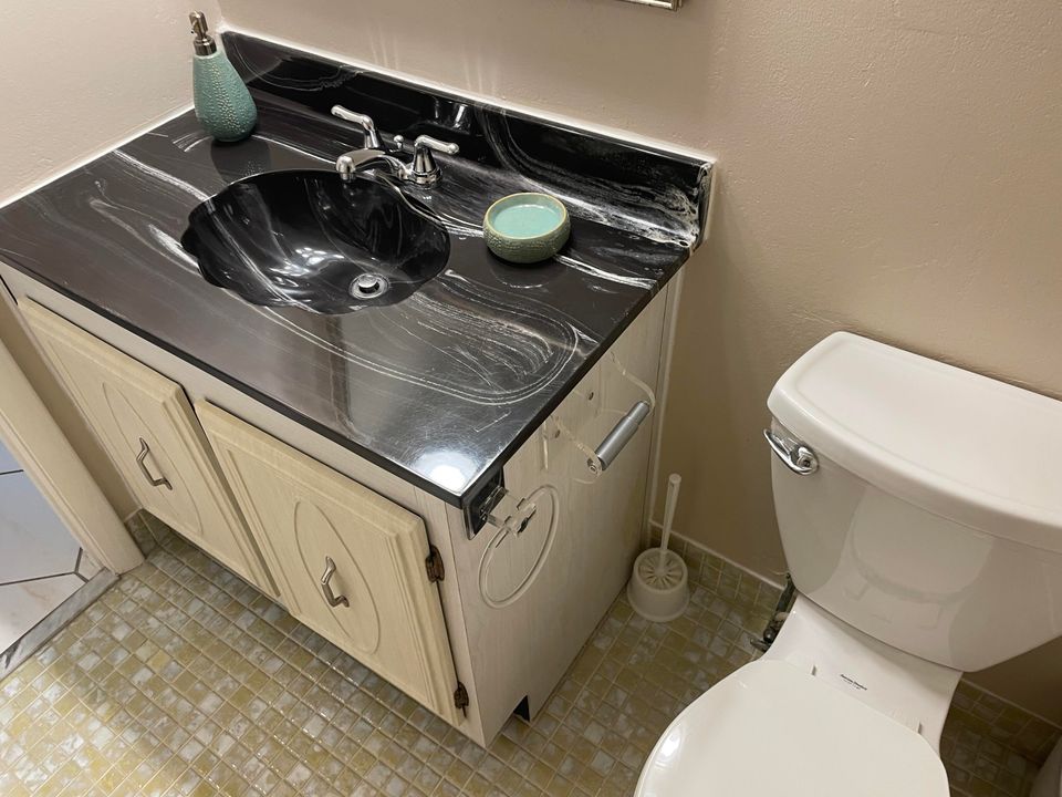 For Sale: $74,900 (1 beds, 1 baths, 901 Square Feet)