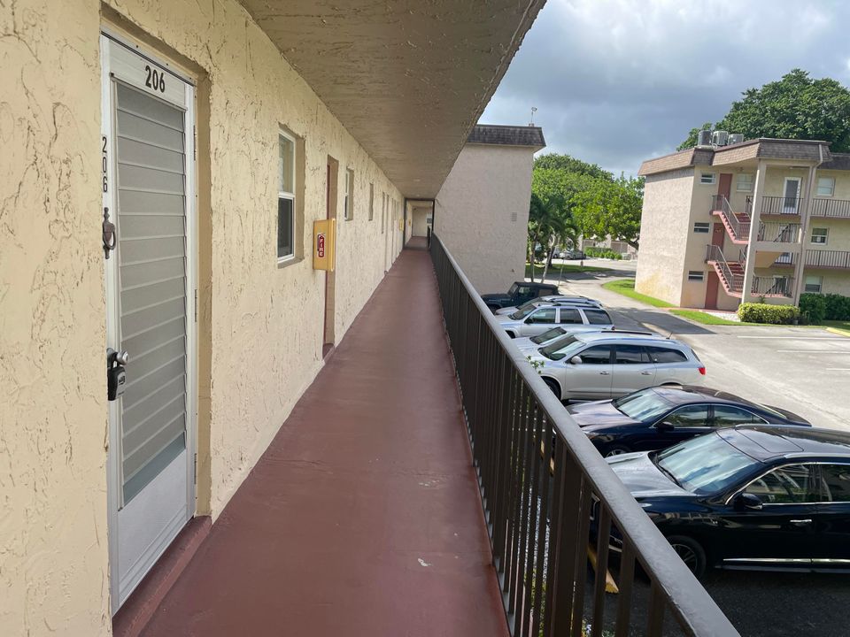 For Sale: $74,900 (1 beds, 1 baths, 901 Square Feet)