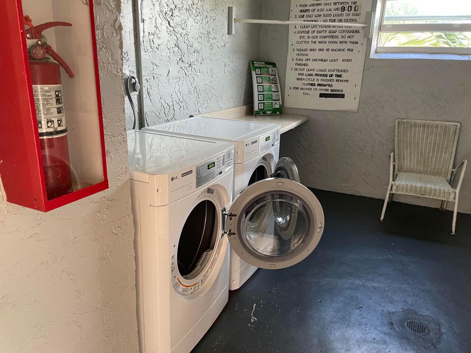 For Sale: $74,900 (1 beds, 1 baths, 901 Square Feet)