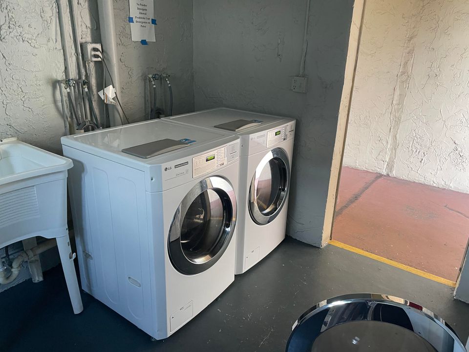 For Sale: $74,900 (1 beds, 1 baths, 901 Square Feet)