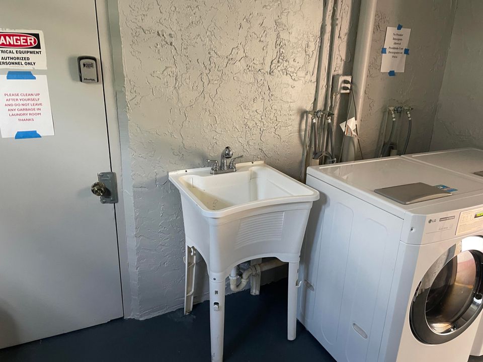 For Sale: $74,900 (1 beds, 1 baths, 901 Square Feet)