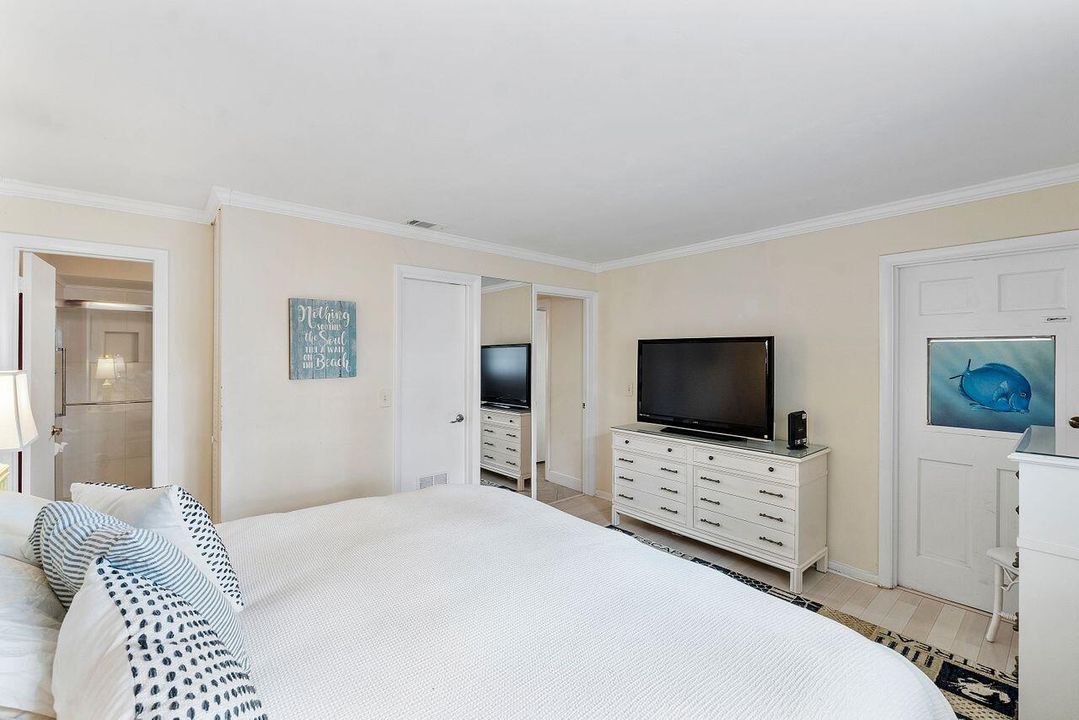 Active With Contract: $4,000 (2 beds, 1 baths, 1015 Square Feet)