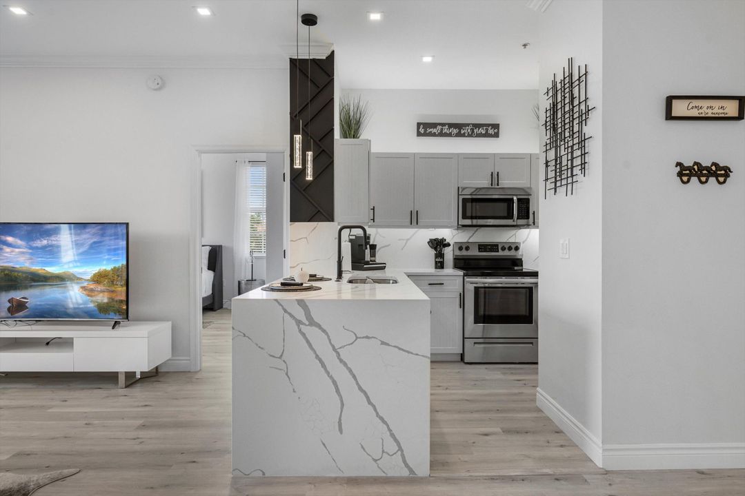 Под контрактом: $6,000 (2 спален, 2 ванн, 1223 Квадратных фут)