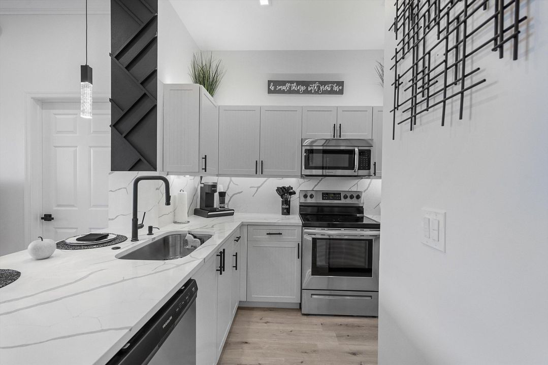 Под контрактом: $6,000 (2 спален, 2 ванн, 1223 Квадратных фут)