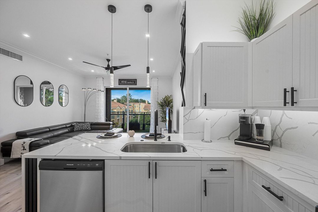 Под контрактом: $6,000 (2 спален, 2 ванн, 1223 Квадратных фут)