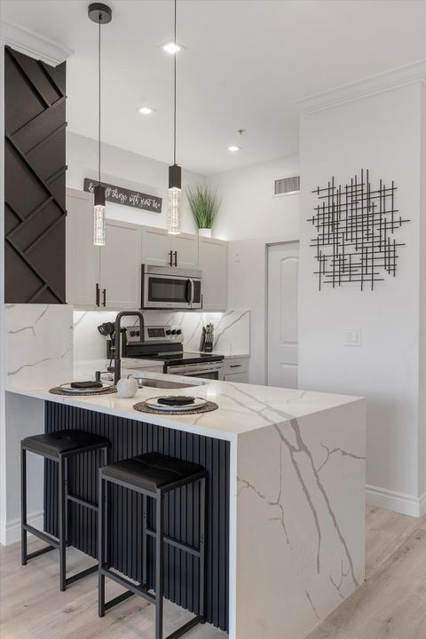 Под контрактом: $6,000 (2 спален, 2 ванн, 1223 Квадратных фут)