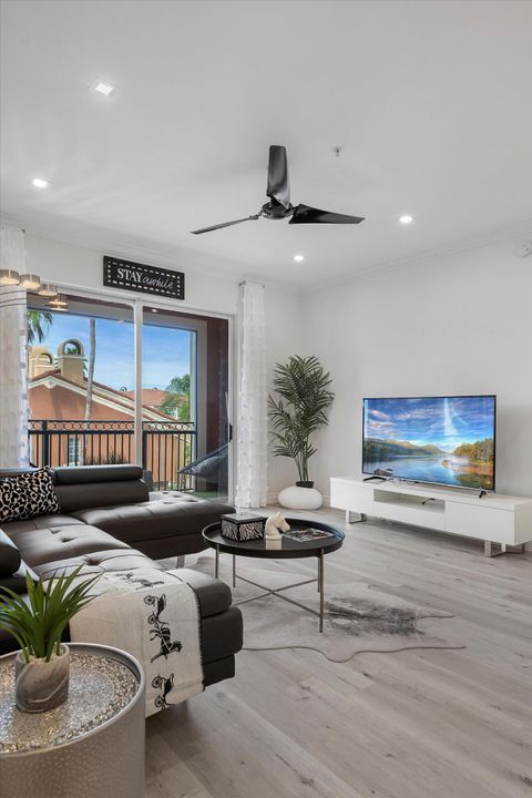 Под контрактом: $6,000 (2 спален, 2 ванн, 1223 Квадратных фут)