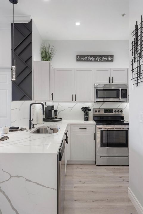 Под контрактом: $6,000 (2 спален, 2 ванн, 1223 Квадратных фут)