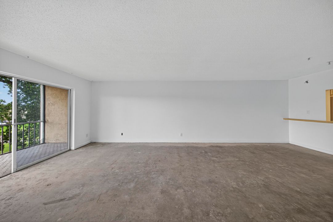 На продажу: $105,000 (2 спален, 2 ванн, 1170 Квадратных фут)