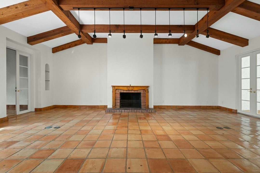 出租: $25,000 (2 贝兹, 2 浴室, 1928 平方英尺)