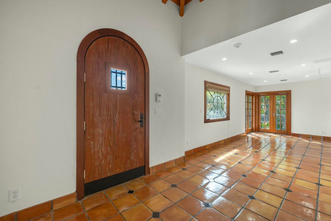 出租: $25,000 (2 贝兹, 2 浴室, 1928 平方英尺)