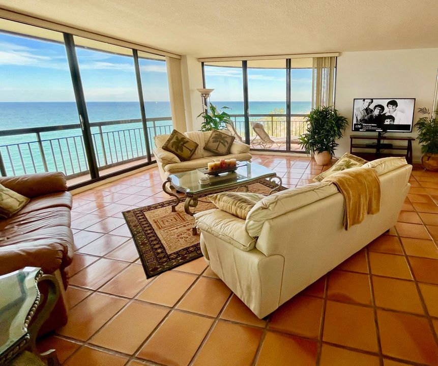 合同活跃: $9,000 (2 贝兹, 3 浴室, 2011 平方英尺)