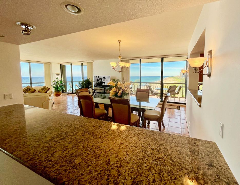 合同活跃: $9,000 (2 贝兹, 3 浴室, 2011 平方英尺)