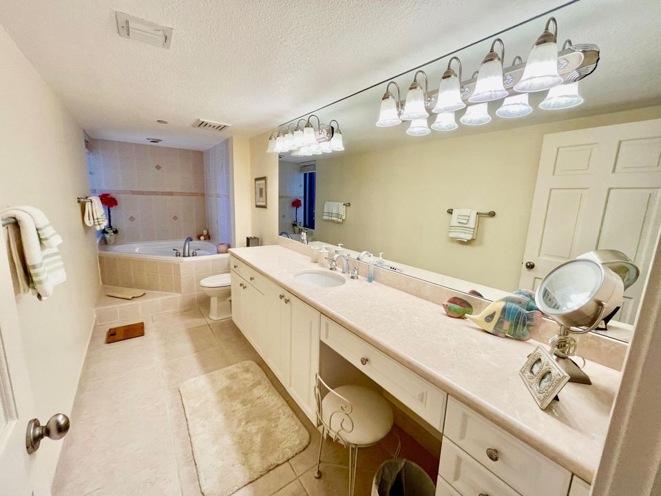 合同活跃: $9,000 (2 贝兹, 3 浴室, 2011 平方英尺)