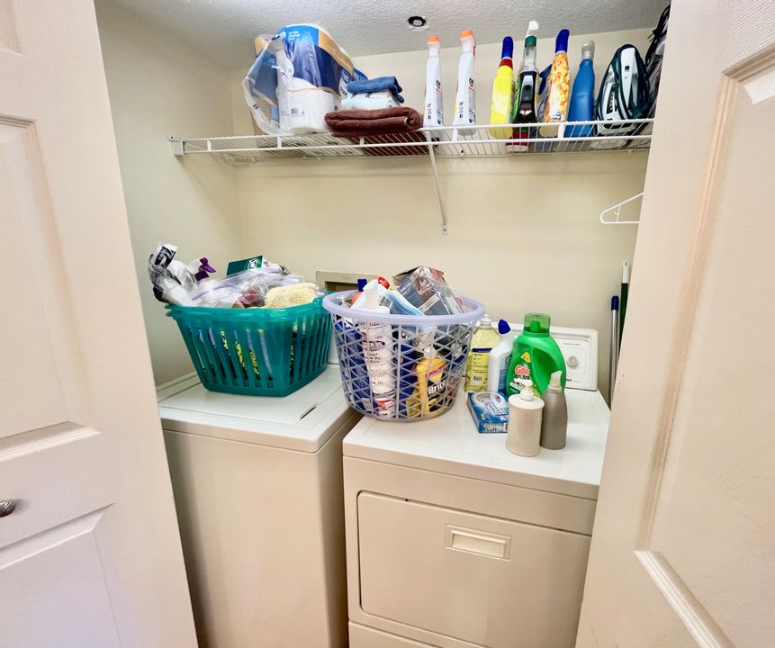 合同活跃: $9,000 (2 贝兹, 3 浴室, 2011 平方英尺)