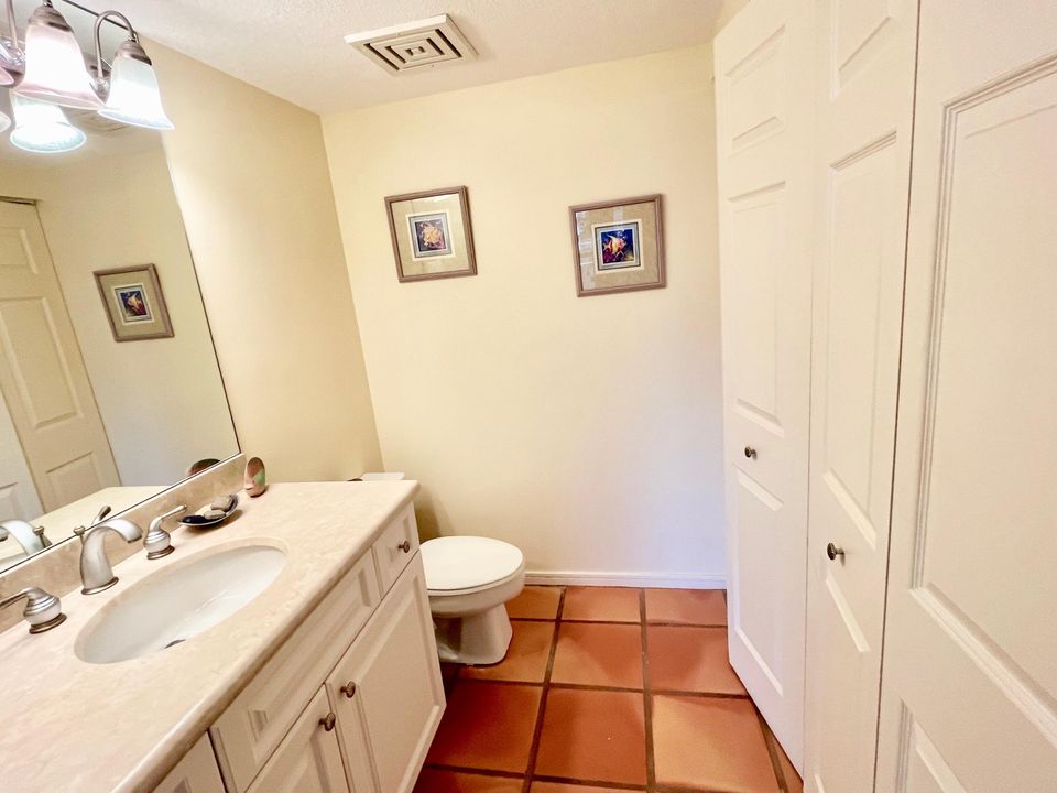 合同活跃: $9,000 (2 贝兹, 3 浴室, 2011 平方英尺)