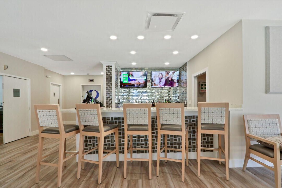 合同活跃: $9,000 (2 贝兹, 3 浴室, 2011 平方英尺)