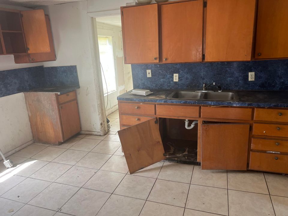 Activo con contrato: $64,900 (3 camas, 1 baños, 1072 Pies cuadrados)