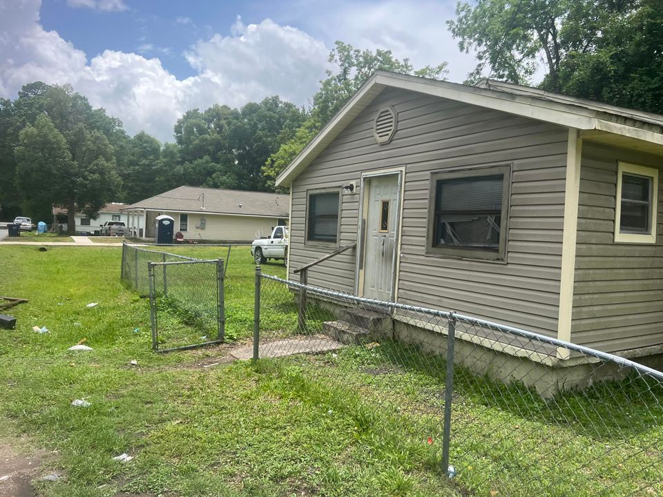 Activo con contrato: $64,900 (3 camas, 1 baños, 1072 Pies cuadrados)