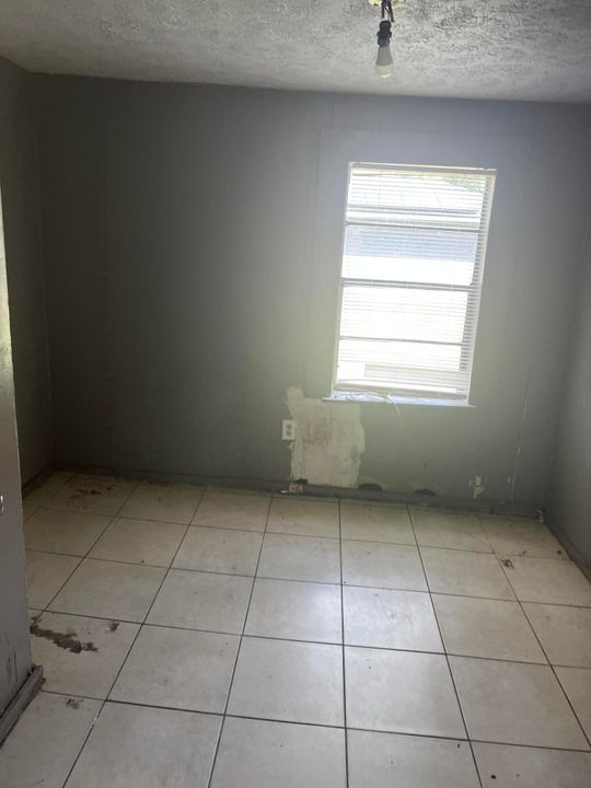 Activo con contrato: $64,900 (3 camas, 1 baños, 1072 Pies cuadrados)