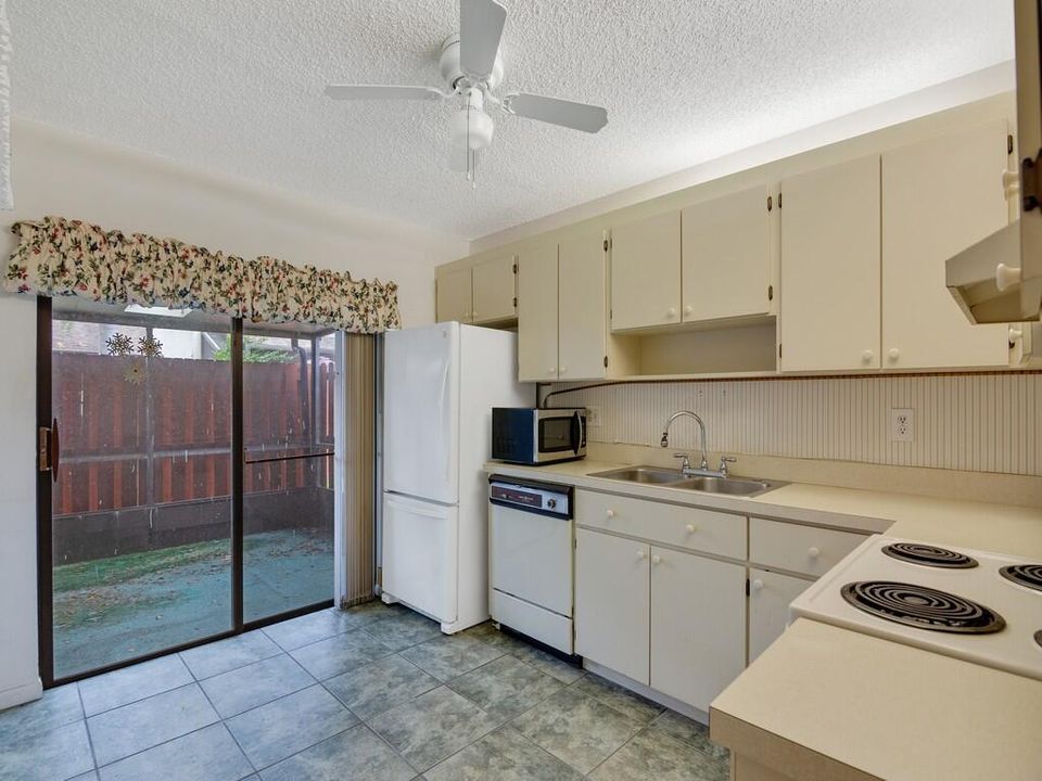 For Sale: $230,000 (2 beds, 2 baths, 1026 Square Feet)