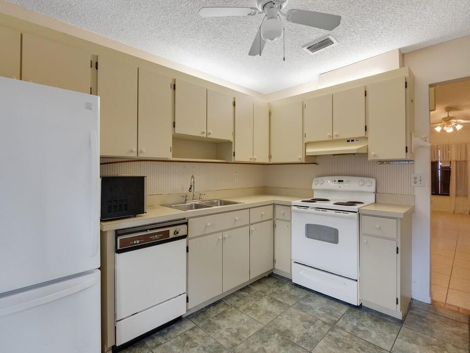 For Sale: $230,000 (2 beds, 2 baths, 1026 Square Feet)