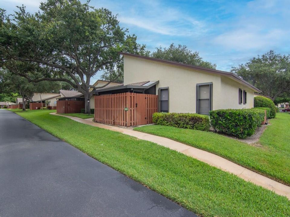 For Sale: $230,000 (2 beds, 2 baths, 1026 Square Feet)