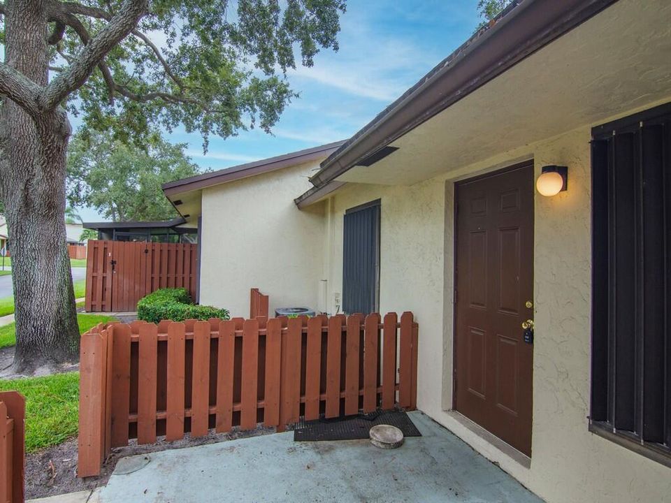 For Sale: $230,000 (2 beds, 2 baths, 1026 Square Feet)